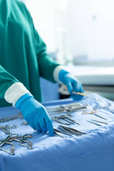 手術技術の中間部の垂直コピースペースと手術室でテーブルの上にツールを配置します 医療サービス — ストック写真