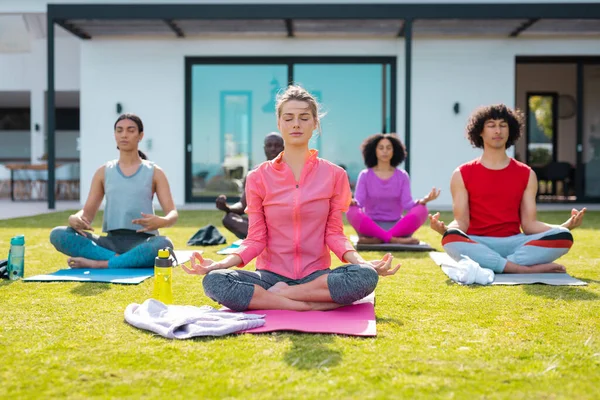Diversos Amigos Practicando Yoga Meditando Jardín Salud Celebración Amistad Inclusividad — Foto de Stock