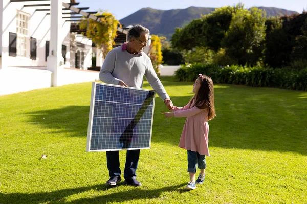 Afbeelding Van Kaukasische Grootvader Met Zonnepaneel Kleindochter Familie Groene Energie — Stockfoto