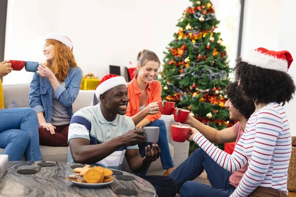 Felices Amigos Diversos Con Sombreros Santa Bebiendo Café Navidad Navidad —  Fotos de Stock