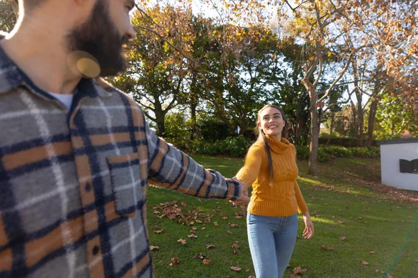 晴れた秋の庭を歩いて手をつないで幸せな白人夫婦 国内生活 ロマンスと団結の概念 — ストック写真