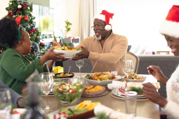 幸せなアフリカ系アメリカ人の家族はクリスマスの食事を一緒に過ごす クリスマス 家族の時間とお祝いの概念 — ストック写真