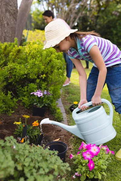 白种人的母亲和女儿一起呆在花园里浇灌植物 家庭外出时间 — 图库照片