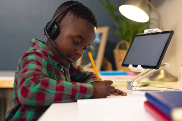 Χαμογελώντας Αφρικανός Αμερικανός Αγόρι Μάθηση Χρησιμοποιώντας Ακουστικά Και Tablet Χώρο — Φωτογραφία Αρχείου