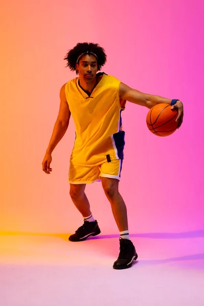 Зображення Баскетболіста Який Підстрибує Баскетболу Рожевому Помаранчевому Тлі Концепція Спорту — стокове фото