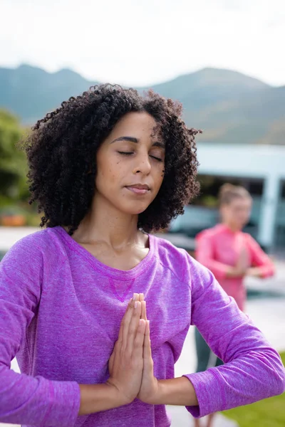 Felices Amigos Diversos Practicando Yoga Meditando Jardín Salud Celebración Amistad —  Fotos de Stock