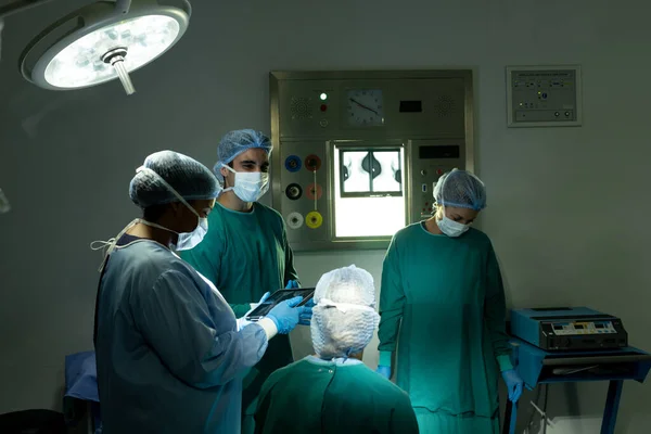 Különböző Sebészek Csoportja Akik Operáció Előtt Táblagépet Használnak Műtőben Kórházi — Stock Fotó