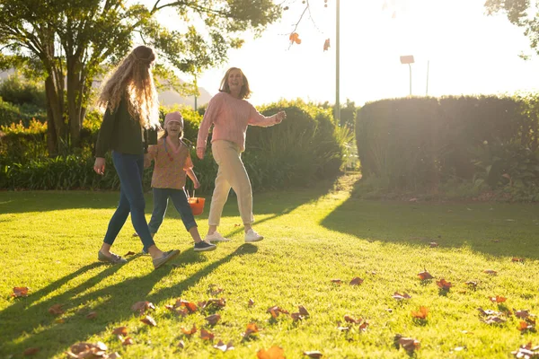 Bild Tre Generationer Kaukasiska Kvinnor Som Promenerar Höstträdgården Familj Och — Stockfoto