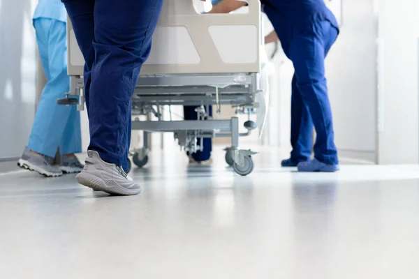 Laag Deel Van Gezondheidswerkers Duwt Patiënt Bed Ziekenhuisgang Met Kopieerruimte — Stockfoto