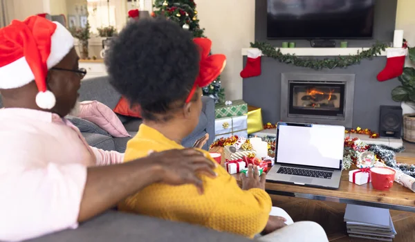 아프리카 미국인 얼굴을 맞대고 노트북을 사용하고 있습니다 기술을 크리스마스 — 스톡 사진