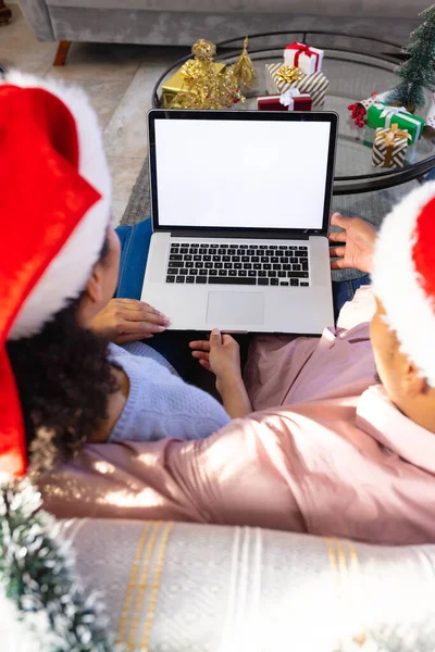 Afrikanisches Paar Mit Weihnachtsmann Hüten Laptop Mit Kopierplatz Gemeinsam Hochwertige — Stockfoto