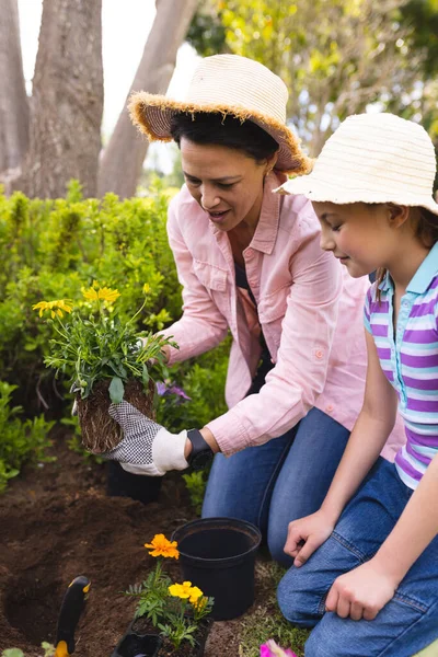 Vertical Pictures Caucasian Mother Daughter Spending Time Together Garden Planting — Stock Photo, Image