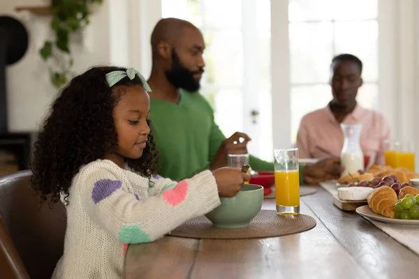 形象快乐的多代非洲裔美国家庭吃早餐 家庭与共同度过美好时光的概念 — 图库照片