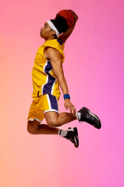 Bild Biracial Basketspelare Hoppar Luften Med Basket Rosa Bakgrund Idrott — Stockfoto