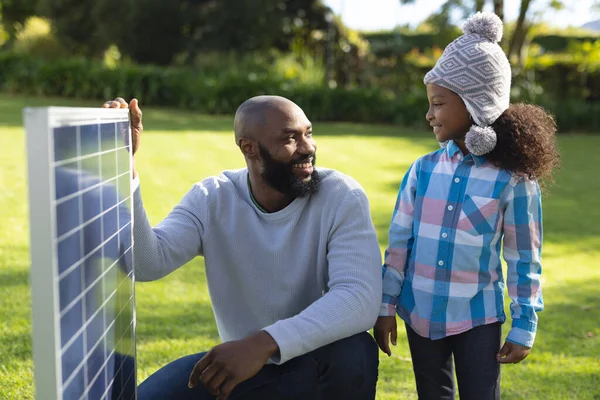 Bild Eines Glücklichen Afrikanisch Amerikanischen Vaters Der Seiner Tochter Sonnenkollektoren — Stockfoto