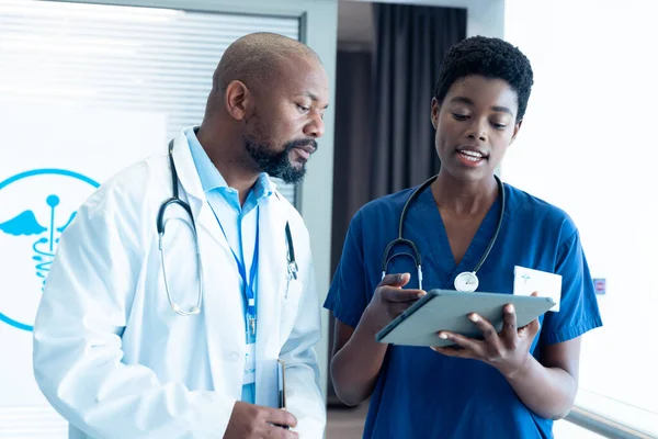 Médico Afroamericano Masculino Femenino Usando Tableta Hablando Hospital Con Espacio —  Fotos de Stock