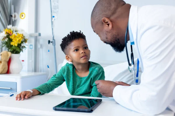 Leende Afrikansk Amerikansk Manlig Läkare Och Pojkpatient Som Pratar Sjukhus — Stockfoto