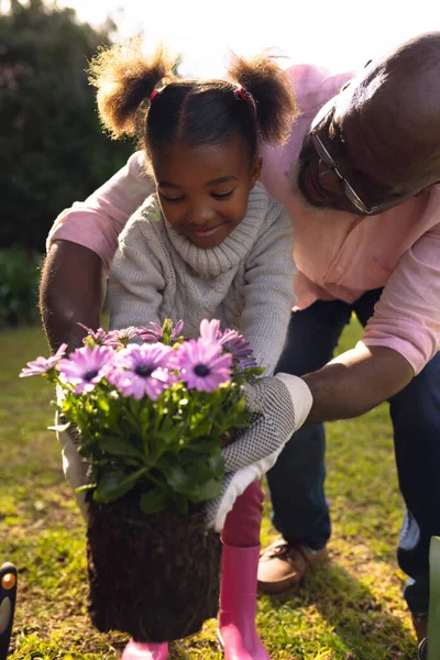 Imagen Vertical Del Padre Hija Afroamericanos Pasando Tiempo Juntos Jardín —  Fotos de Stock