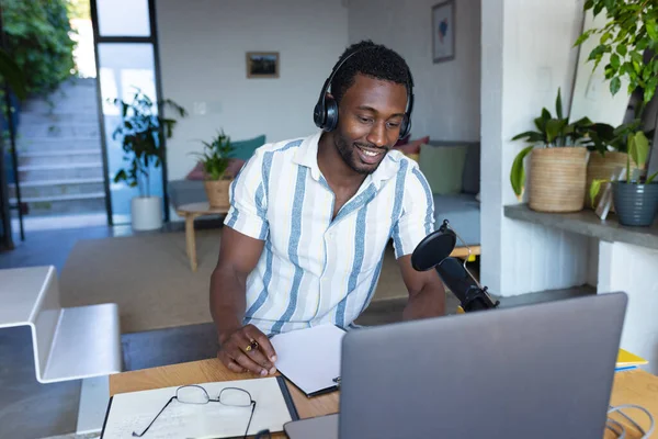Mutlu Afro Amerikan Adam Mutfakta Oturmuş Dizüstü Bilgisayar Kullanıyor Video — Stok fotoğraf