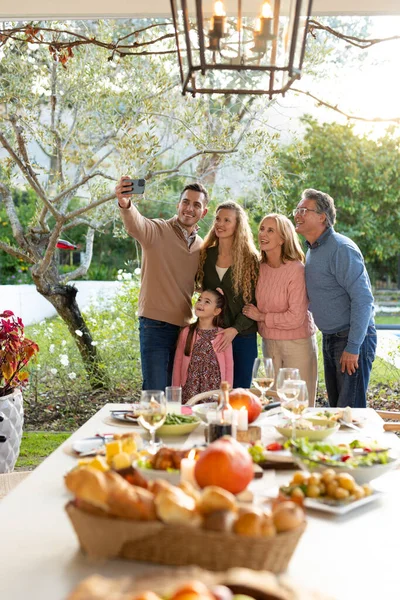パティオで夕食後に自撮りした幸せな多世代の白人家族の垂直画像 家族と一緒に質の高い時間を過ごすコンセプト — ストック写真