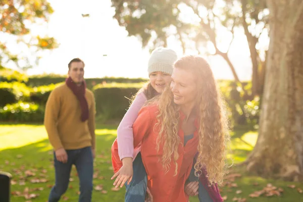 秋の庭で幸せな白人の母親 父と娘のイメージ 家族と一緒に質の高い時間を過ごすコンセプト — ストック写真