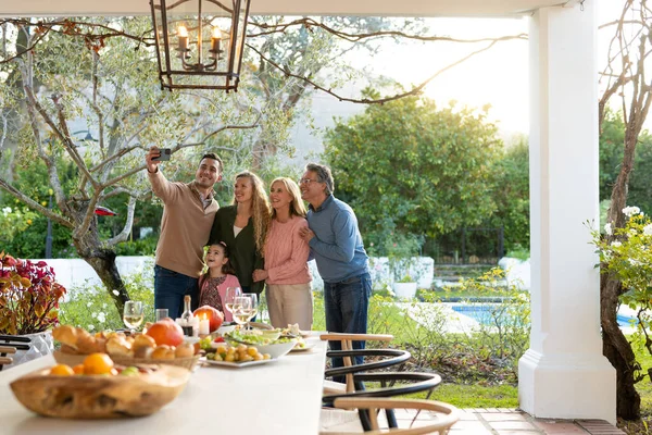 Obrázek Šťastné Vícegenerační Bělošské Rodiny Při Selfie Večeři Terase Koncept — Stock fotografie