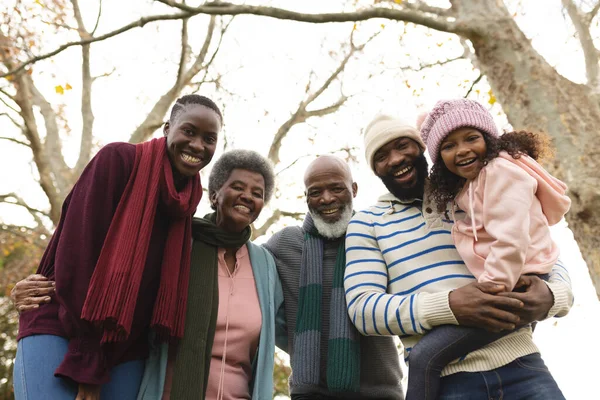 Obraz Szczęśliwej Afrykańskiej Rodziny Wielopokoleniowej Jesiennym Ogrodzie Koncepcja Rodziny Spędzania — Zdjęcie stockowe