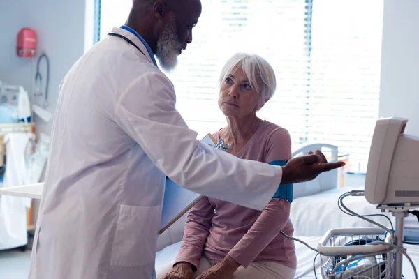 Birçok Kıdemli Erkek Doktor Yaşlı Kadın Hasta Hastanede Konuşuyor Kopyalama — Stok fotoğraf