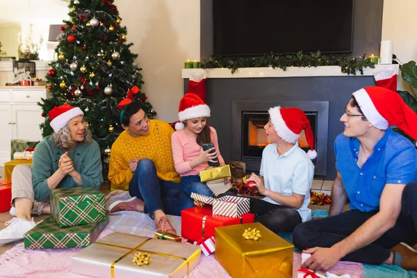 Кавказская Семья Проводит Время Вместе Распаковывает Рождественские Подарки Рождество Семейное — стоковое фото