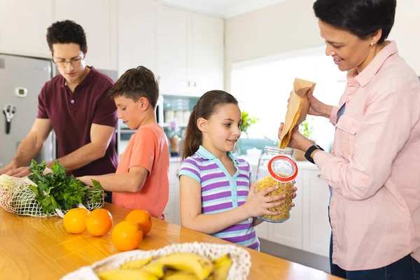 Kaukasische Familie Packt Der Modernen Küche Gemeinsam Einkaufstüten Aus Zeit — Stockfoto