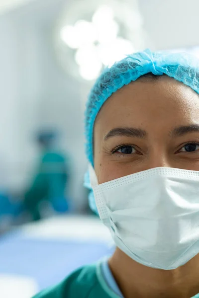 Vertikální Portrét Usmívající Biraciální Chirurgky Masce Operačním Sále Kopírovacím Prostorem — Stock fotografie