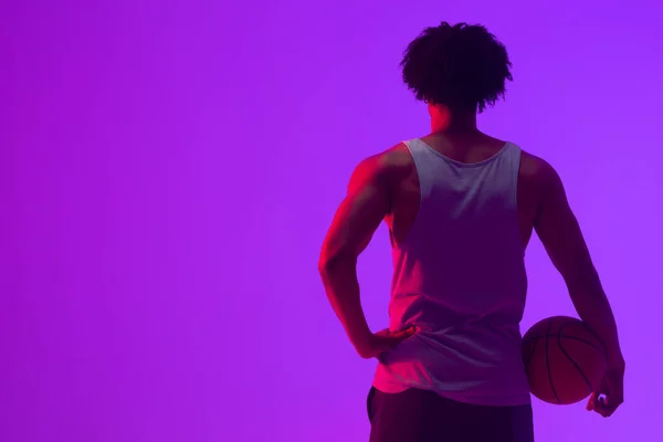 Obraz Tyłu Widok Birasowy Koszykarz Koszykówki Neonowym Fioletowym Tle Koncepcja — Zdjęcie stockowe