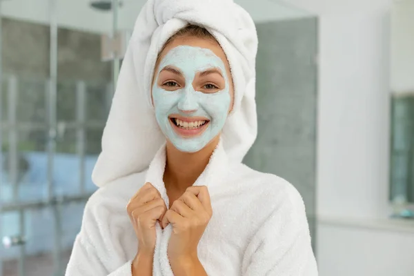 Retrato Mulher Caucasiana Feliz Vestindo Roupão Aplicando Máscara Beleza Banheiro — Fotografia de Stock