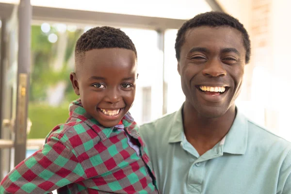 Afrikai Amerikai Apa Fia Üdvözölnek Egy Testet Ház Előtt Együtt — Stock Fotó