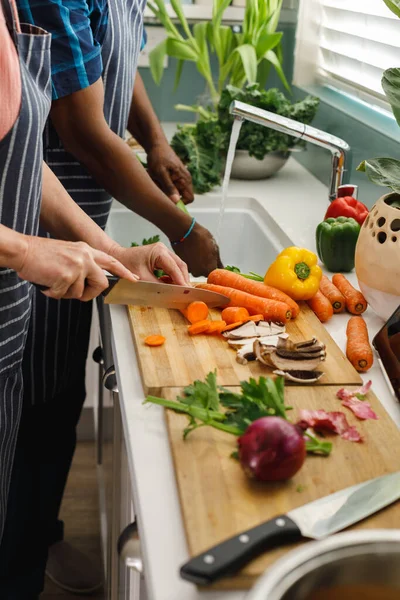 Szczęśliwa Para Seniorów Ubrana Fartuchy Krojąca Kuchni Spędzenie Wysokiej Jakości — Zdjęcie stockowe