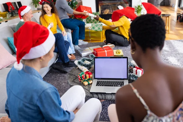 不同朋友的照片庆祝圣诞节和做笔记本电脑视频通话 复制屏幕上的空间 圣诞节 庆祝活动 包容和生活方式概念 — 图库照片