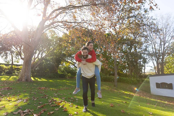 快乐的高加索夫妇在阳光明媚的秋天花园里玩得很开心 家庭生活 闲暇时间 浪漫和团结的概念 — 图库照片