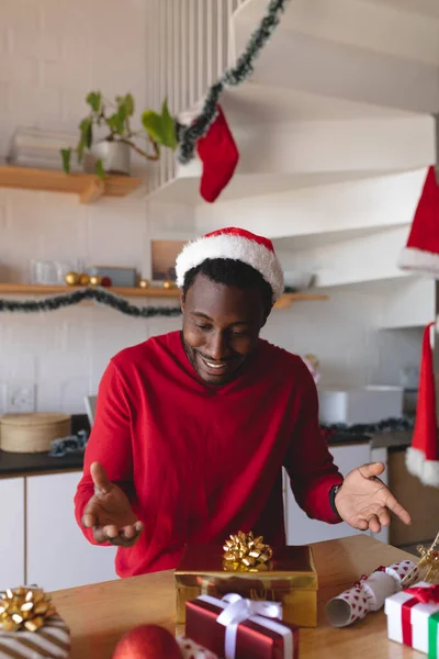 Χαρούμενος Αφροαμερικάνος Που Φοράει Καπέλο Σάντα Χριστουγεννιάτικα Δώρα Στο Τραπέζι — Φωτογραφία Αρχείου