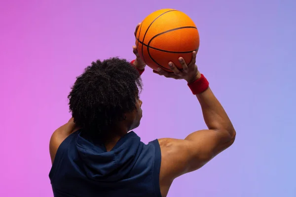 Afbeelding Van Biracial Basketballer Gooien Basketbal Paarse Tot Blauwe Achtergrond — Stockfoto