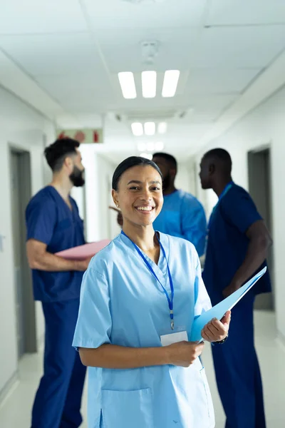 Portrait Vertical Une Travailleuse Santé Biraciale Souriante Dans Couloir Hospitalier — Photo