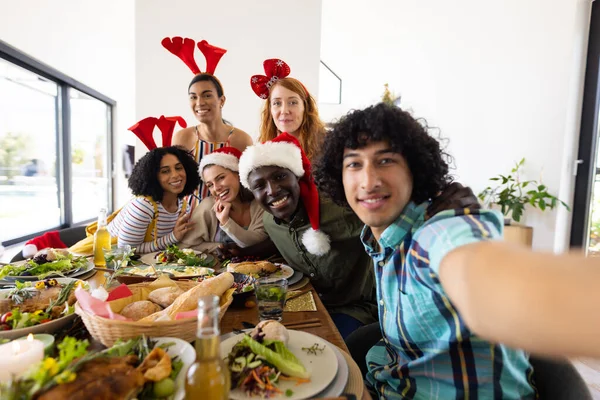 Retrato Vários Amigos Felizes Sentados Mesa Jantando Natal Natal Celebração — Fotografia de Stock