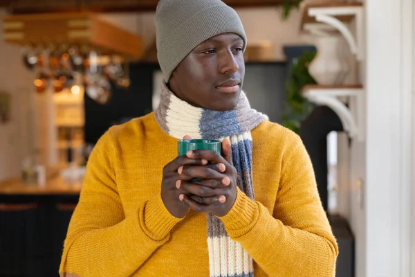 Homme Afro Américain Réfléchi Chapeau Écharpe Tenant Café Regardant Par — Photo