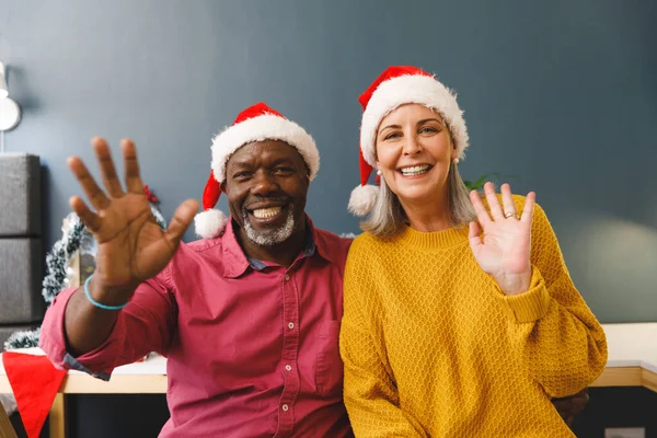 Счастливая Старшая Пара Шляпах Санта Клауса Делает Рождественский Видеозвонок Машущий — стоковое фото