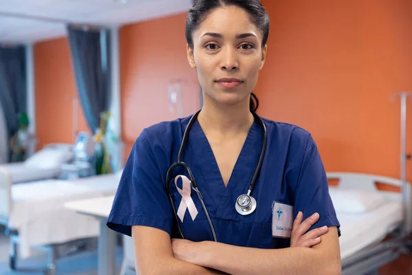 病院病棟 コピースペースで癌リボンを身に着けている出生女性医師の肖像画 医療サービス — ストック写真