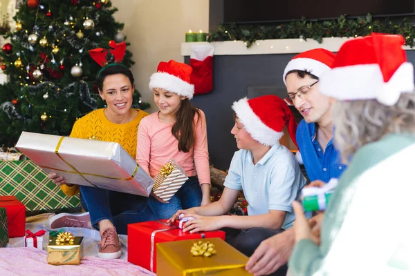 Família Caucasiana Passando Tempo Juntos Desempacotando Presentes Natal Natal Tempo — Fotografia de Stock