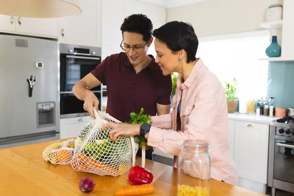 Kafkasyalı Çift Modern Mutfakta Birlikte Alışveriş Çantalarını Boşaltıyor Evde Birlikte — Stok fotoğraf