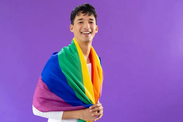 Retrato Homem Biracial Feliz Segurando Lgbt Bandeira Arco Íris Sorrindo — Fotografia de Stock