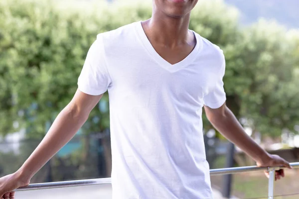 コピースペース付きの白い半袖Tシャツのアフリカ系アメリカ人の男性のイメージ ファッション カジュアルウェア 自然コンセプト — ストック写真