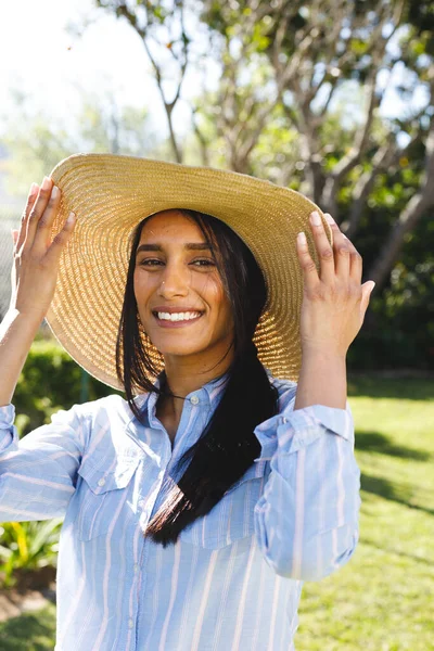 Pionowy Portret Szczęśliwej Birasowej Kobiety Sunhat Stojącej Słonecznym Ogrodzie Uśmiechającej — Zdjęcie stockowe