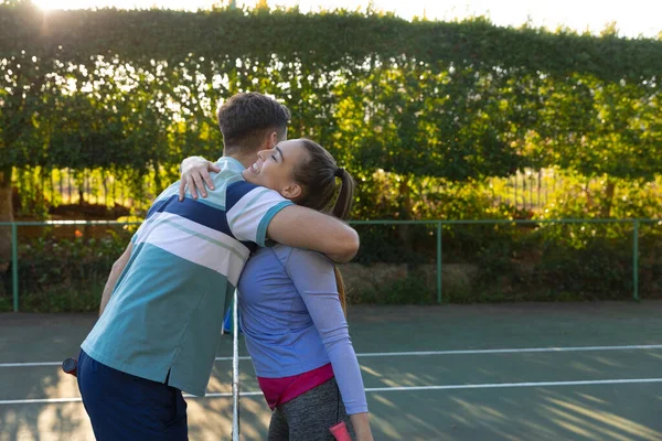 Šťastný Bělošský Pár Hrající Tenis Objímající Přes Síť Venkovním Tenisovém — Stock fotografie